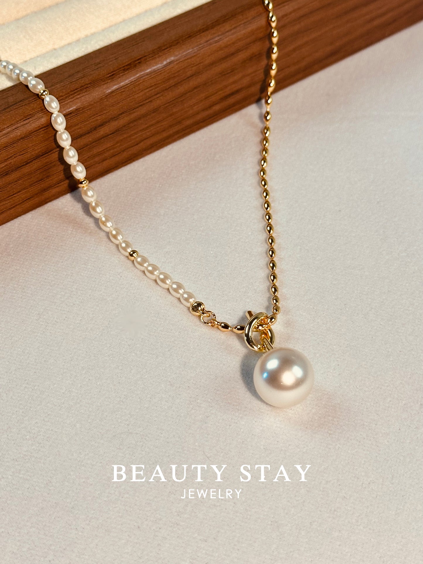 Pendant pearl necklace