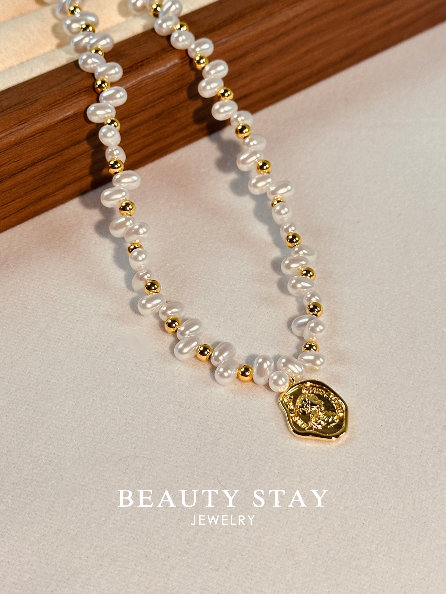 Retro gold-plated queen pearl temperament necklace