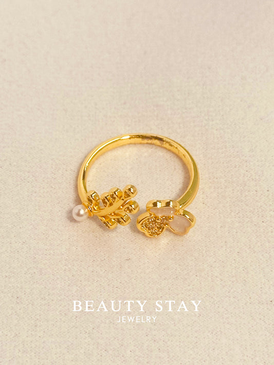 Gold diamond flower ring